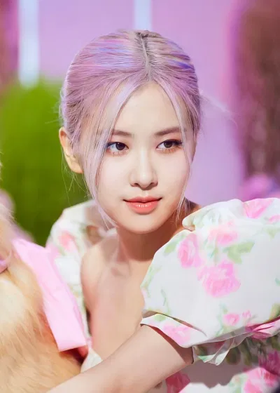 Tẩy trang và tẩy tế bào chết là hai bước mà cô nàng Rosé không bao giờ bỏ qua. (Ảnh: Internet) Tẩy trang và tẩy tế bào chết là hai bước mà cô nàng Rosé không bao giờ bỏ qua. (Ảnh: Internet)