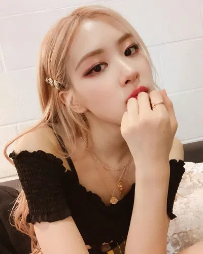 Thay vì bôi kem dưỡng, Rosé chọn cách hấp thụ collagen qua thực phẩm hàng ngày. (Ảnh: Internet) Thay vì bôi kem dưỡng, Rosé chọn cách hấp thụ collagen qua thực phẩm hàng ngày. (Ảnh: Internet)