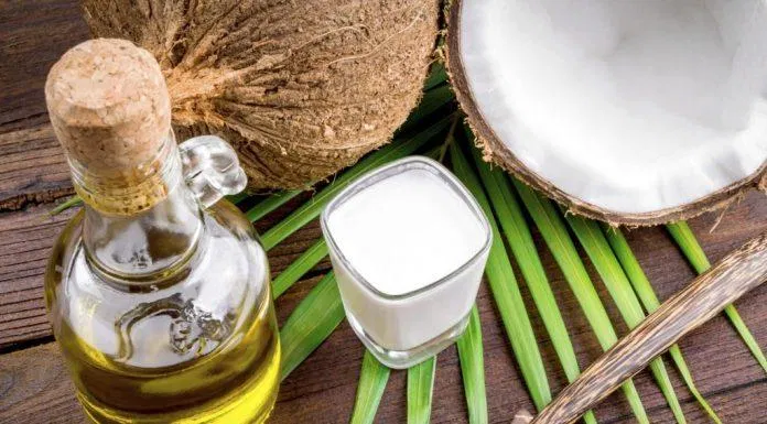 Sử dụng các sản phẩm chăm sóc da sai cách có thể khiến lỗ chân lông bị tắc hoặc giãn nở to hơn (Ảnh: Internet)
