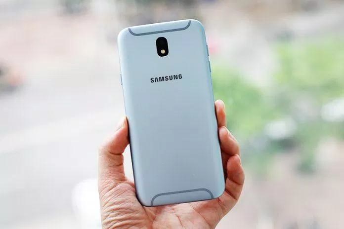 Mặt lưng của Samsung Galaxy J7 Pro