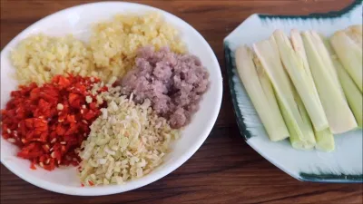 Sơ chế các nguyên liệu là bước quan trọng trong cách nấu bò kho tại nhà thật ngon (Nguồn: Món Ăn Ngon)