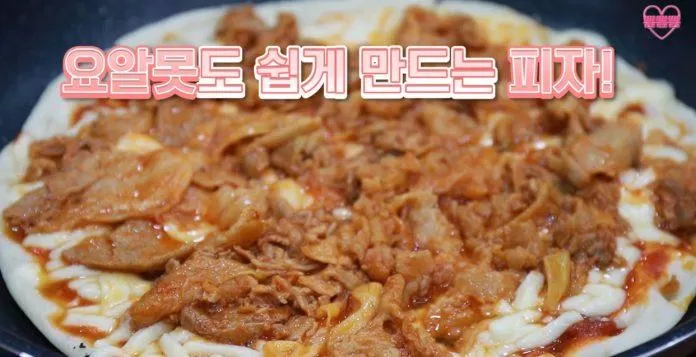 Pizza thịt lợn rán cay tự làm tại nhà của Namjoo và Bomi (Nguồn: Internet).
