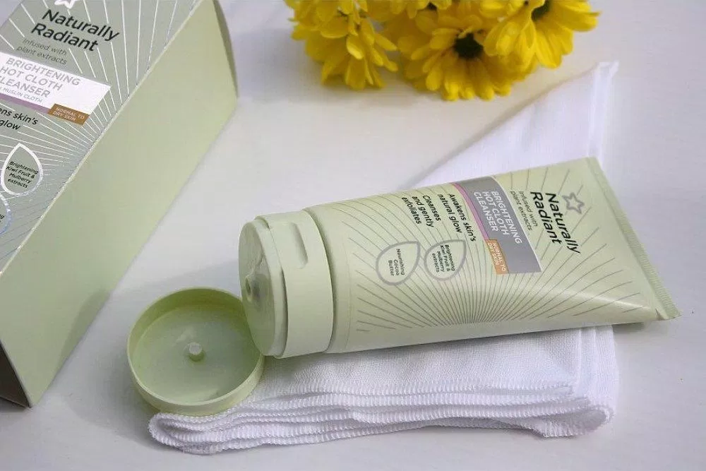 Tẩy trang khăn nóng Superdrug Naturally Radiant Hot Cloth Cleanser nổi bật với các thành phần từ thiên nhiên (ảnh: internet)