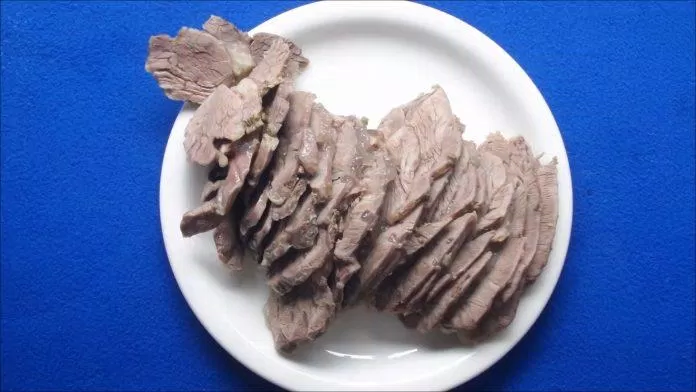 Thái thịt bò thành lát mỏng vừa ăn, xếp lên đĩa (Nguồn: Món Ăn Ngon)