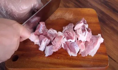Thịt bò làm sạch, thái miếng vuông vừa ăn (Nguồn: Món Ăn Ngon)
