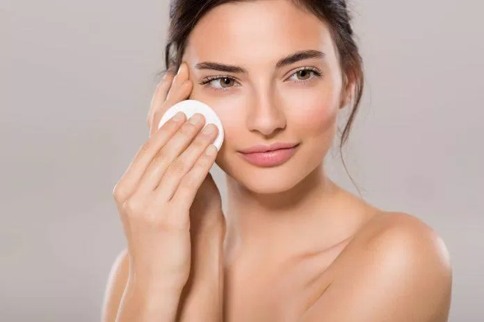 Việc tẩy trang hàng ngày giúp loại bỏ bụi bẩn trên da cũng như giảm nhờn gây bí tắc lỗ chân lông (Ảnh Internet)