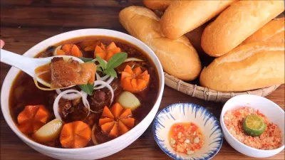 Món bò kho ăn kèm với bún, bánh mì hoặc cơm nóng đều ngon (Nguồn: Món Ăn Ngon)
