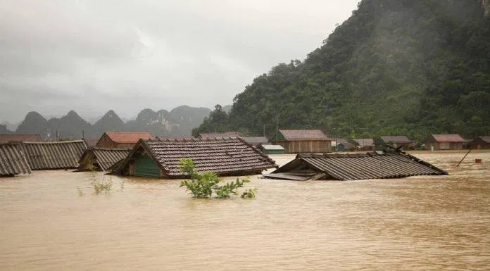 Miền Trung lũ lụt, chìm trong biển nước. (Ảnh: Internet)