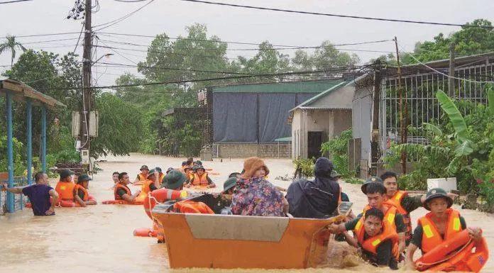 Rất nhiều cá nhân, tập thể đã nhanh chóng quyên góp, ủng hộ người dân miền Trung đang gặp khó khăn. (Ảnh: Internet)
