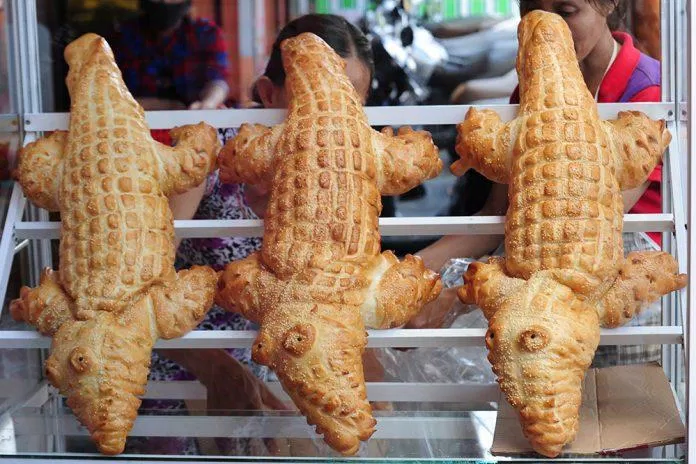 Bánh mì cá sấu khổng lồ thơm ngon nức mũi. (Ảnh: Internet)