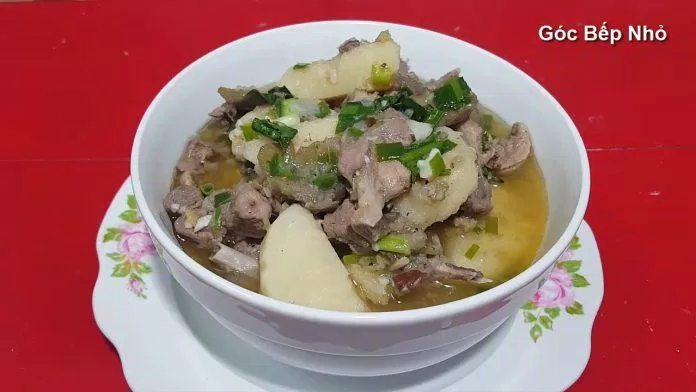 Múc vịt om sấu ra tô và thưởng thức ngay khi còn nóng với cơm hoặc bún (Nguồn: Góc Bếp Nhỏ)