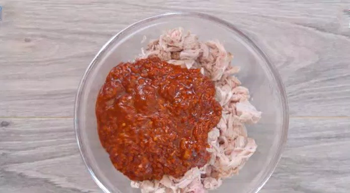 Thịt sau khi xé nhuyễn thì cho sốt vào trộn cho thấm đều (Nguồn: Internet)