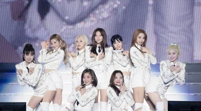 TWICE đã tổ chức một chuyến lưu diễn tại sân vận động mái vòm kéo dài 5 ngày tại Osaka, Tokyo và Nagoya (ảnh: internet) TWICE đã tổ chức một chuyến lưu diễn tại sân vận động mái vòm kéo dài 5 ngày tại Osaka, Tokyo và Nagoya (ảnh: internet)