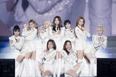 TWICE đã tổ chức một chuyến lưu diễn tại sân vận động mái vòm kéo dài 5 ngày tại Osaka, Tokyo và Nagoya (ảnh: internet) TWICE đã tổ chức một chuyến lưu diễn tại sân vận động mái vòm kéo dài 5 ngày tại Osaka, Tokyo và Nagoya (ảnh: internet)