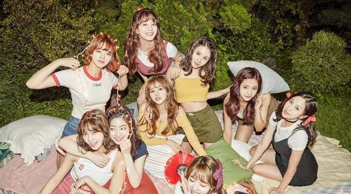 TWICE giữ vị trí số 1 trên cả hai bảng xếp hạng "Billboard World" khi debut (ảnh: internet) TWICE giữ vị trí số 1 trên cả hai bảng xếp hạng "Billboard World" khi debut (ảnh: internet)