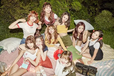 TWICE giữ vị trí số 1 trên cả hai bảng xếp hạng "Billboard World" khi debut (ảnh: internet) TWICE giữ vị trí số 1 trên cả hai bảng xếp hạng "Billboard World" khi debut (ảnh: internet)