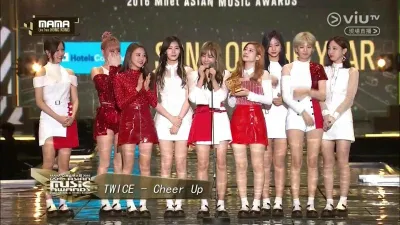 TWICE đã giành được “Song of the year” tại lễ trao giả MAMA với "Cheer Up" năm 2016 (ảnh: internet) TWICE đã giành được “Song of the year” tại lễ trao giả MAMA với "Cheer Up" năm 2016 (ảnh: internet)