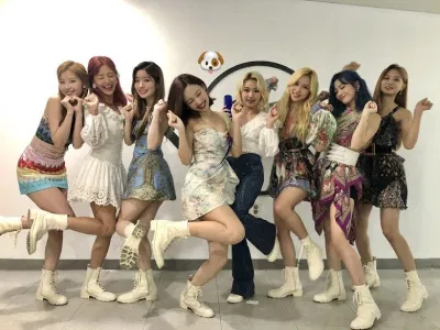 TWICE là nhóm nhạc nữ được theo dõi nhiều nhất trên mạng xã hội (ảnh: internet) TWICE là nhóm nhạc nữ được theo dõi nhiều nhất trên mạng xã hội (ảnh: internet)