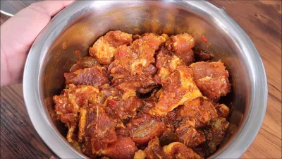 Ướp thịt bò với các gia vị trong 2 giờ (Nguồn: Món Ăn Ngon)