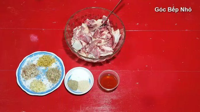Thịt vịt làm sạch, chặt miếng vừa ăn và ướp gia vị khoảng 20 phút (Nguồn: Góc Bếp Nhỏ)