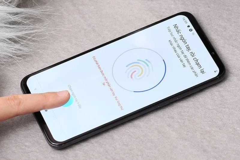 Vân tay nhúng trong màn hình của Vsmart Live nhanh, nhạy và có độ chính xác cao (Nguồn: Internet).