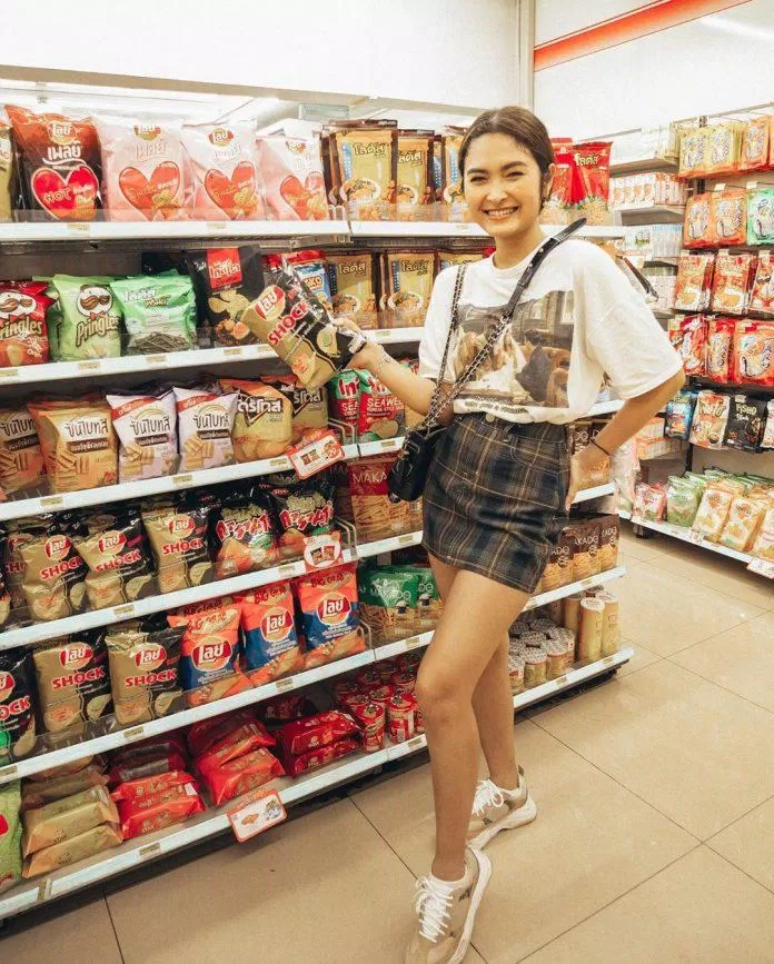 Chọn áo có hình/hoạ tiết cùng tông màu với váy và đi kèm một đôi sneaker (Nguồn: Internet)