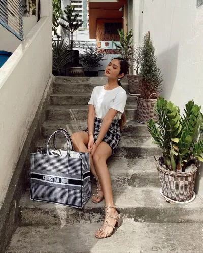 Váy caro cùng áo thun trắng trơn, đơn giản nhưng thời thượng (Nguồn: Internet)