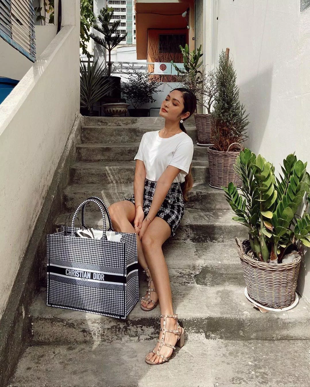 Váy caro cùng áo thun trắng trơn, đơn giản nhưng thời thượng (Nguồn: Internet)