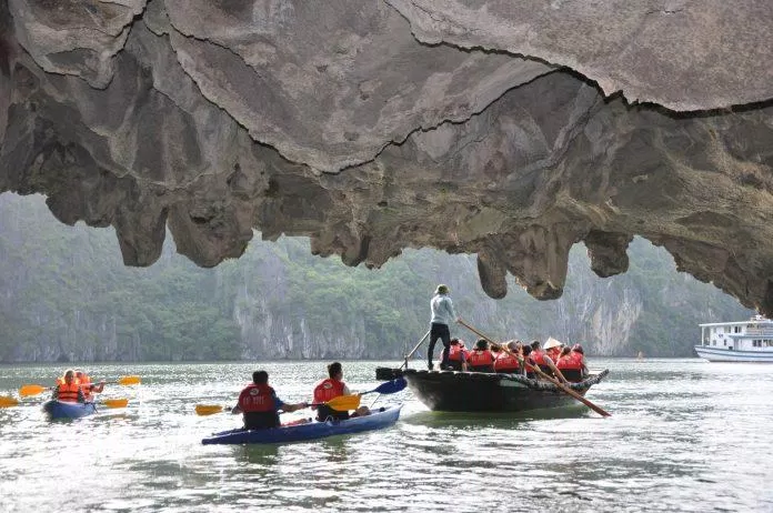 Tham quan hang Luồn bằng thuyền nan hoặc thuyền Kayak ( nguồn: BlogAnChoi )