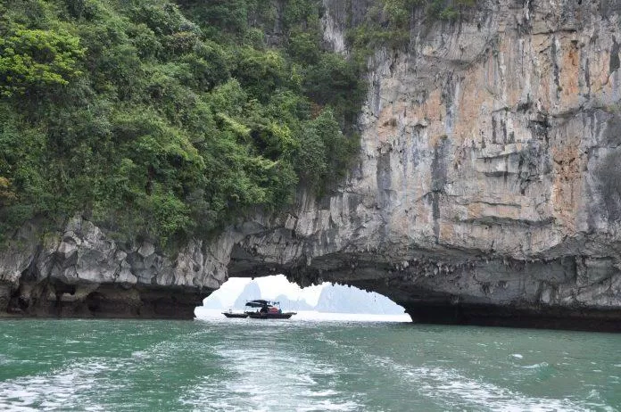 Cửa vào hang Luồn trên vịnh Hạ Long ( nguồn: BlogAnChoi )