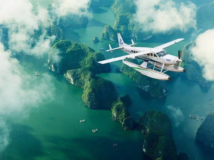 Trải nghiệm bay bằng thủy phi cơ ngắm toàn cảnh vịnh Hạ Long từ trên cao xuống ( nguồn: Internet )