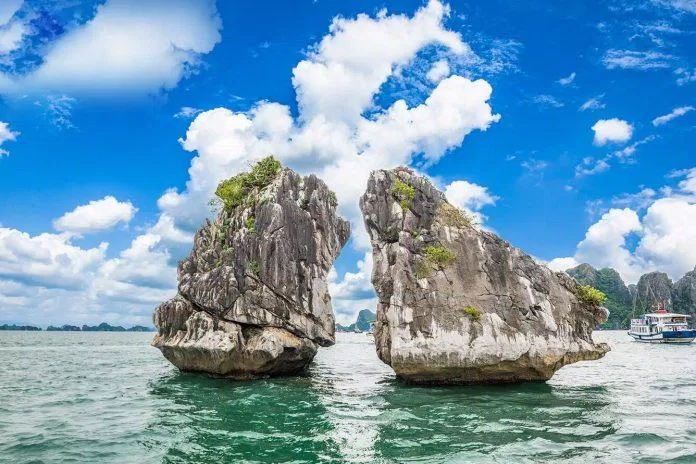Hòn Trống Mái - biểu tượng của vịnh Hạ Long ( nguồn: Internet )