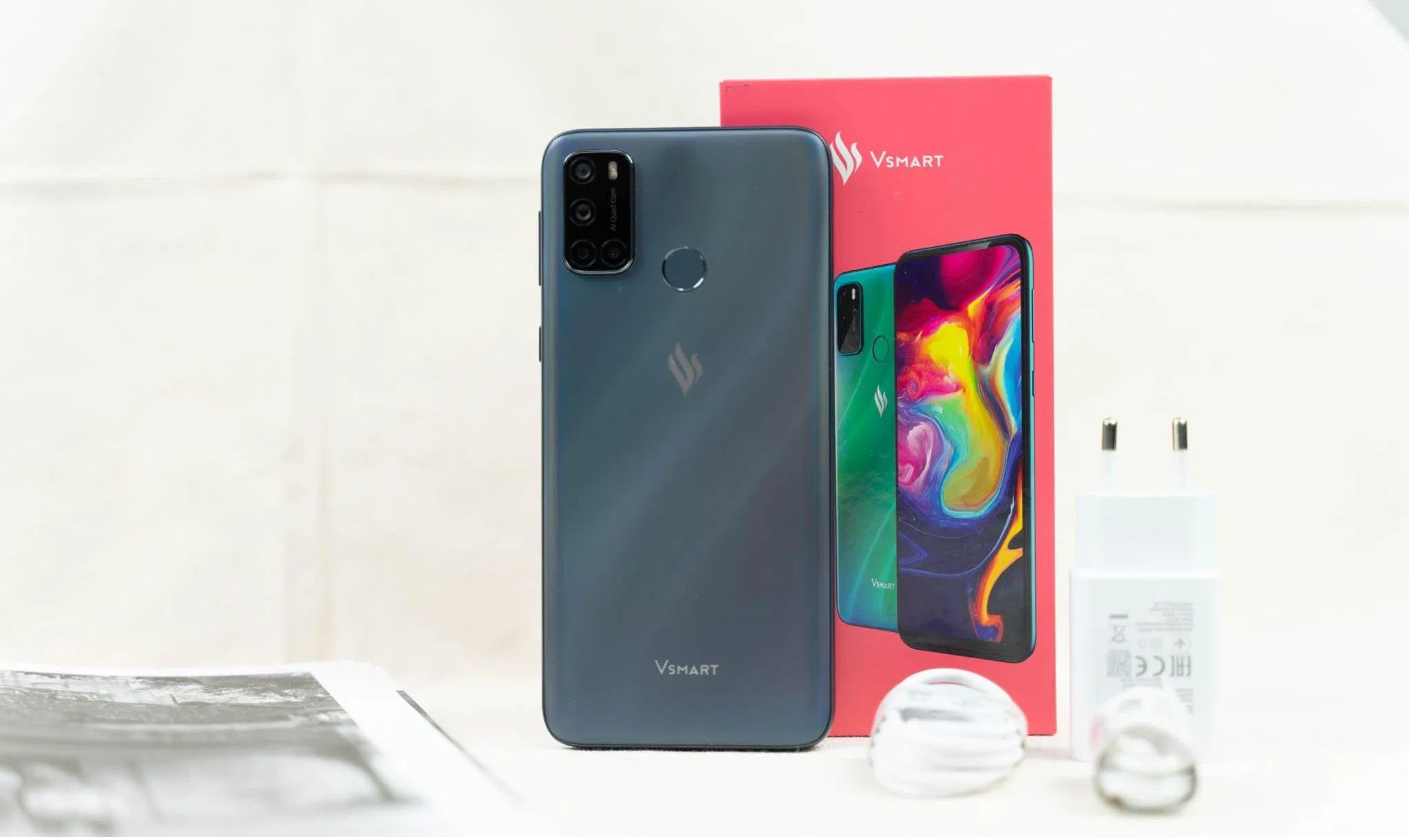 Mở hộp Vsmart Joy 4 ( Nguồn : internet)