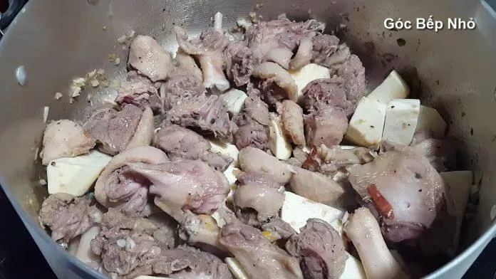 Phi thơm tỏi, hành, gừng sả rồi cho thịt vịt và khoai sọ vào xào săn (Nguồn: Góc Bếp Nhỏ)