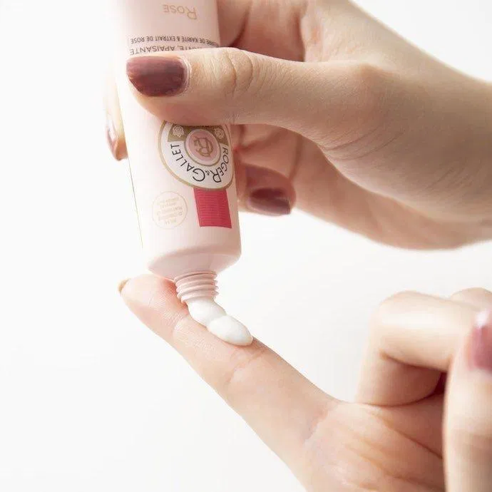 Lượng kem chống nắng 2gram tương đương với 2 ngón tay (nguồn: Internet). Lượng kem chống nắng 2gram tương đương với 2 ngón tay (nguồn: Internet).