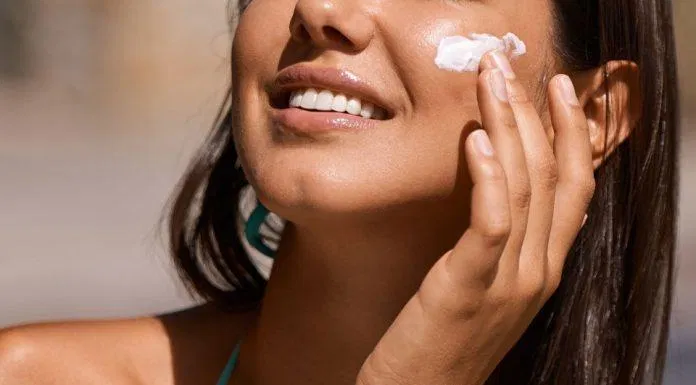 Sử dụng kem chống nắng Senka Perfect UV Essence 15 phút trước khi ra đường để có lớp bảo vệ tốt nhất. ( Nguồn: internet)