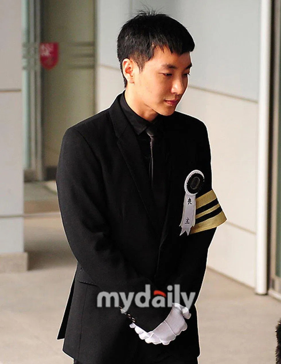 Leeteuk đã phải trải qua nỗi đau to lớn khi mất đi người thân (Ảnh: Internet)