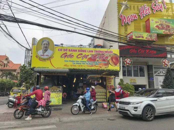 Tiệm bánh bông lan Gốc Cột Điện đông khách check in