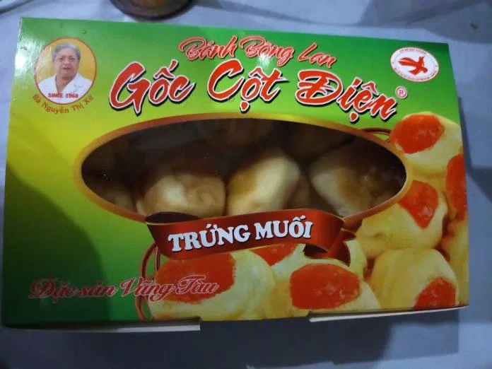 Hộp bánh 25.000 đồng với 9 cái bánh bông lan trứng muối bé bé mà ngon cực kỳ (ảnh: BlogAnChoi)