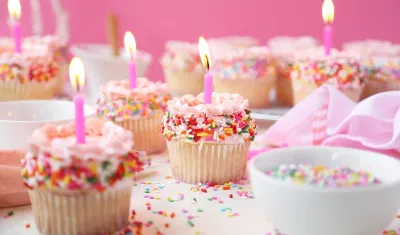 Bánh sinh nhật cupcake màu hồng có nến cực ngọt ngào (Ảnh: internet) Bánh sinh nhật cupcake màu hồng có nến cực ngọt ngào (Ảnh: internet)