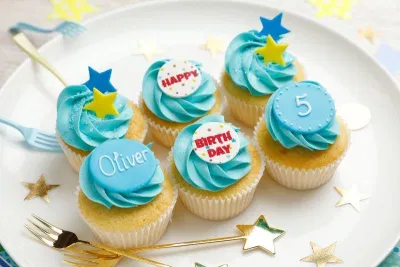 Bánh sinh nhật cupcake màu xanh nhìn cực thích mắt (Ảnh: internet) Bánh sinh nhật cupcake màu xanh nhìn cực thích mắt (Ảnh: internet)