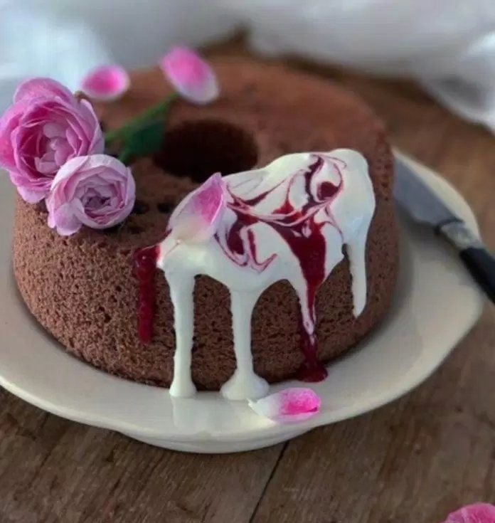 Bánh sinh nhật trang trí hoa tươi cực xinh (Ảnh: internet)