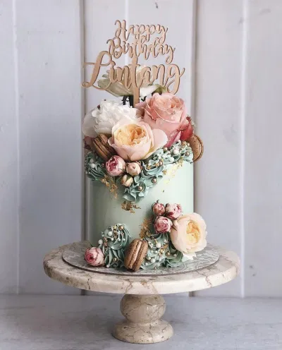 Bánh sinh nhật với hoa tươi cùng bánh macaron cực đẹp (Ảnh: internet)