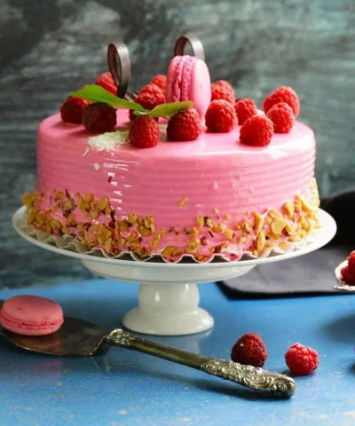 Bánh sinh nhật được trang trí bằng chiếc bánh macaron xinh xắn (Ảnh: internet) Bánh sinh nhật được trang trí bằng chiếc bánh macaron xinh xắn (Ảnh: internet)