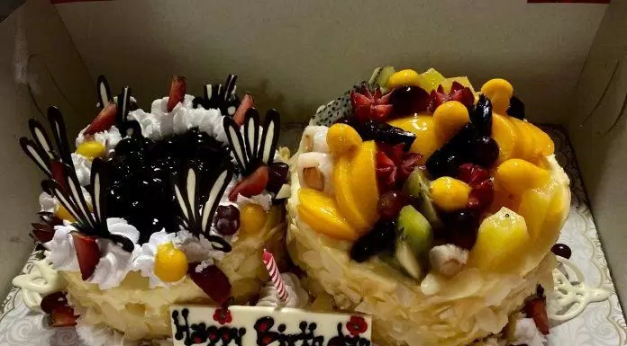 Bánh sinh nhật cùng những chiếc bánh và hoa (Ảnh: internet)