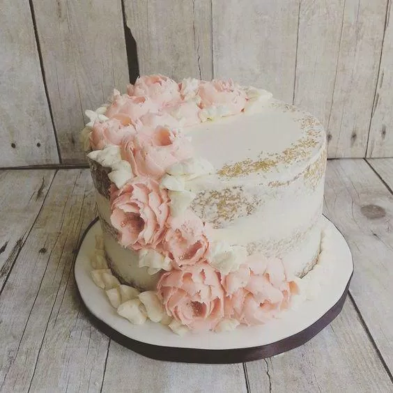 Bánh kem trang trí bằng hoa kem tươi (Ảnh: internet)