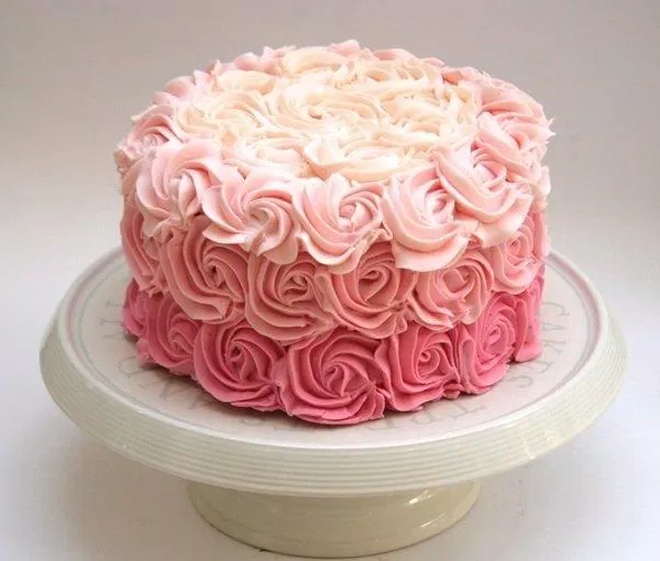 Bánh sinh nhật trang trí bằng hoa hồng (Ảnh: internet)