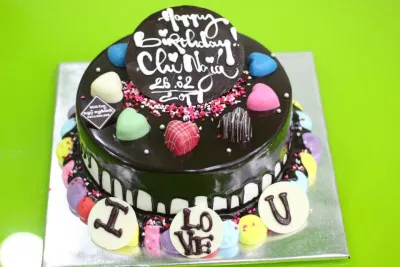 Bánh sinh nhật chocolate cùng những viên kẹo xinh xắn (Ảnh: internet) Bánh sinh nhật chocolate cùng những viên kẹo xinh xắn (Ảnh: internet)