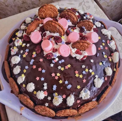 Bánh sinh nhật chocolate với cả bầu trời sao (Ảnh: internet) Bánh sinh nhật chocolate với cả bầu trời sao (Ảnh: internet)