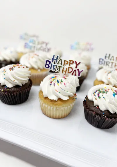 Bánh sinh nhật cupcake với kem tươi (Ảnh: internet) Bánh sinh nhật cupcake với kem tươi (Ảnh: internet)